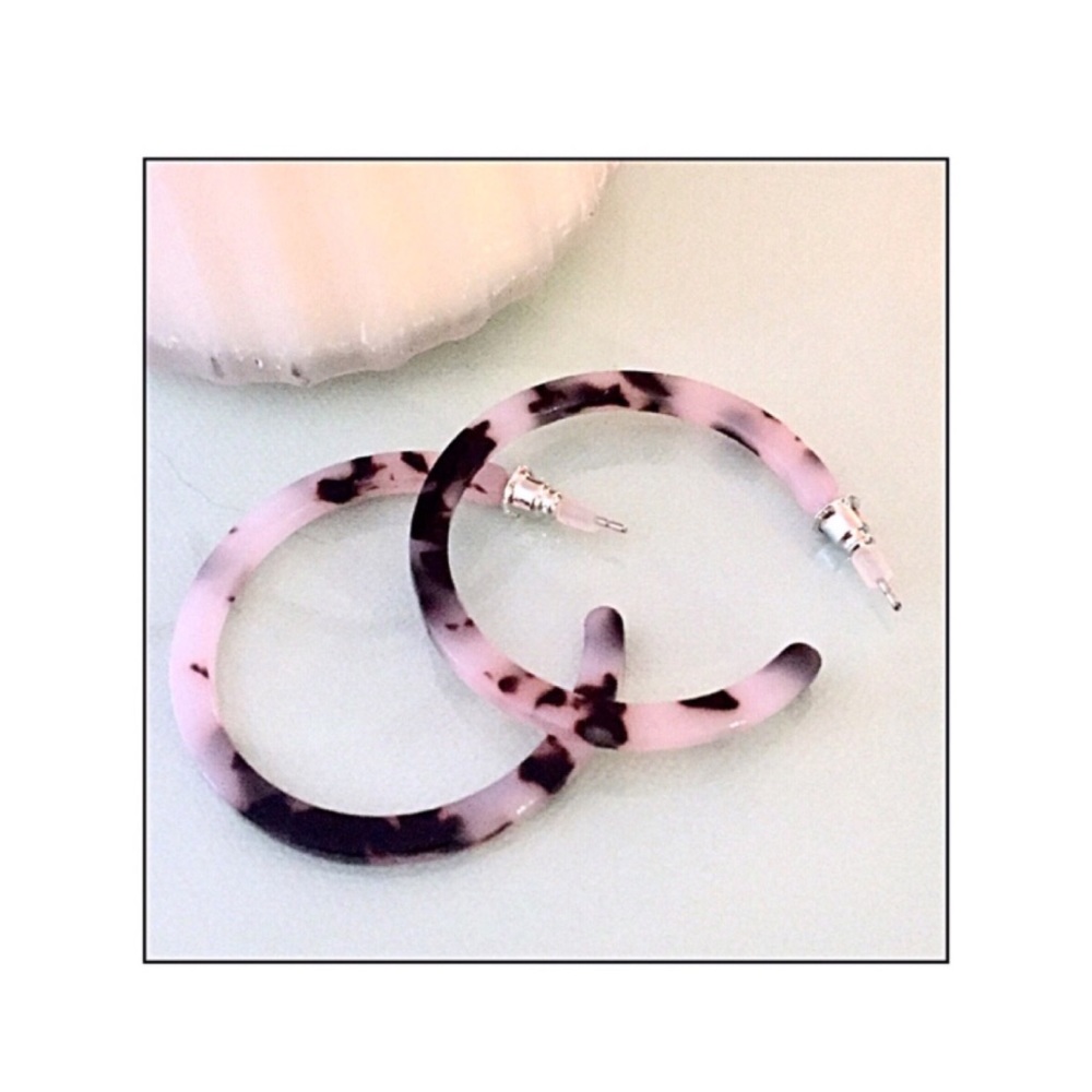 New Tortoise Pattern Hoop Earrings in Blush Tone - Picture 7 of 11